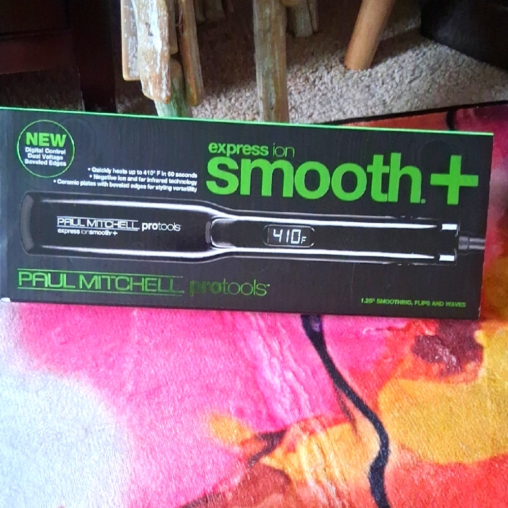 Paul Mitchell Express Ion Smooth+ Hair Straightener - Black and Green